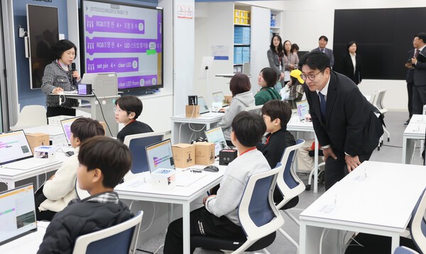 도성훈 인천광역시교육감, 인공지능(AI)에게 생각을 맡기지 않는 교실…외신에 ‘읽걷쓰AI’ 알려
